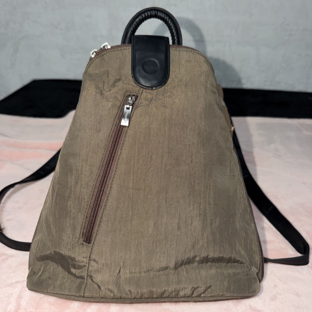 Baggallini Metro Sling Backpack  Magnet Zippers Pockets Brown Black Straps